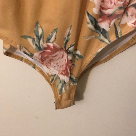 Off-the-shoulder Floral Bodysuit - Picture 3 of 3